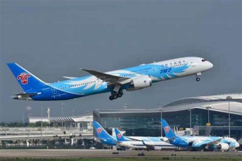 一二三航司旗下首架ARJ21飞机启航，从上海飞向北京_手机新浪网