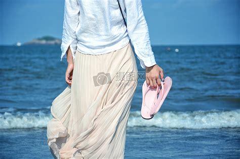 海边女性人物背影高清图片下载-正版图片500590941-摄图网