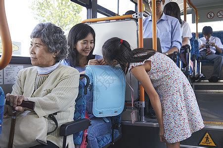 妈妈和女儿一起乘坐公交车高清图片下载-正版图片502045213-摄图网