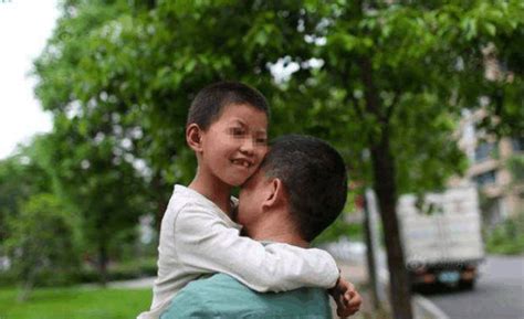 被关在笼子里的男孩: 浙江10岁男童被父亲关在笼子里, 随身携带