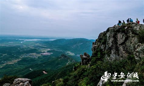 安徽芜湖：三公山上映山红盛开-人民图片网