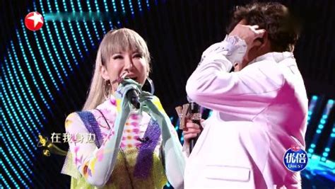 谭咏麟李玟两位巨星同台演唱粤语歌曲《爱的根源》