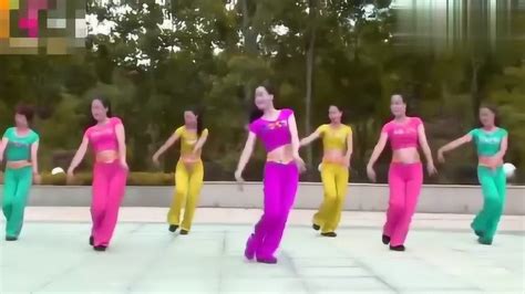 广场舞《九九艳阳天》杨丽萍广场舞正面背面示范，舞姿优美超好看