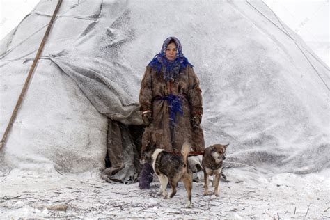 在遥远的北方，冻土带，驯鹿牧民的女助手，高清摄影大图-千库网