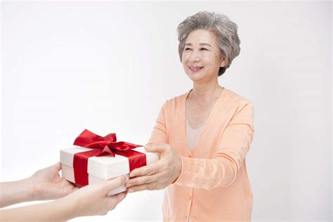 给长辈送礼送什么好，送女性长辈礼物排行榜 - 易倾诉情感咨询(原墨香情感咨询)