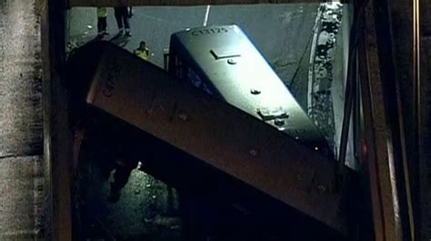 巴西一辆大巴从高架桥上翻车 致30人受伤(图)|大巴|相撞_凤凰资讯
