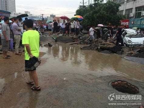 陕西榆林绥德暴雨引发水灾 街道变“河流”漫过车顶_坪山新闻网