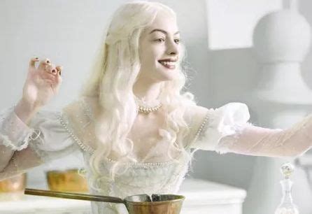安妮海瑟薇在《爱丽丝梦游仙境》中饰演的白皇后真是太美了|爱丽丝梦游仙境|安妮海瑟薇|皇后_新浪新闻