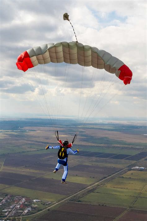 田野上空的跳伞运动爱好者图片-跳伞的运动员素材-高清图片-摄影照片-寻图免费打包下载