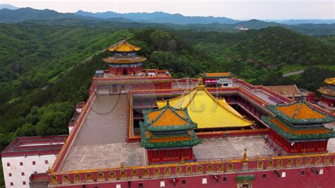 承德外八庙第一座皇家寺庙，是世界遗产，藏有世界最大的金漆木雕__财经头条
