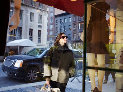 在纽约街购物的女人高清图片下载-正版图片501471068-摄图网