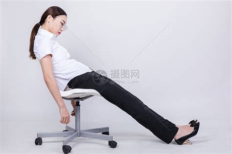 职业女性垂头丧气坐在椅子上高清图片下载-正版图片500665725-摄图网