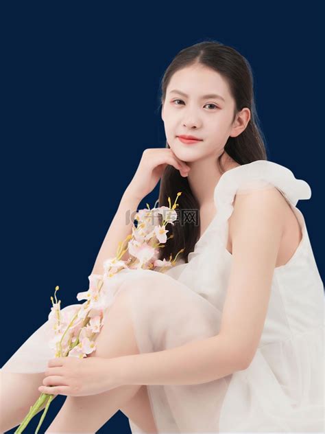 白裙子甜美女生头像