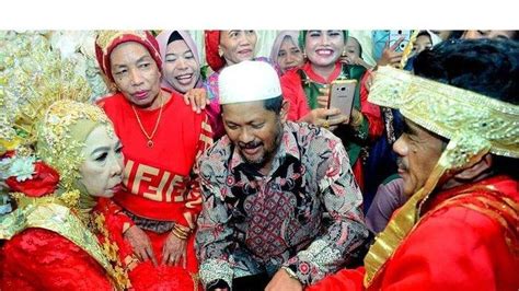 印尼女学霸56岁才出嫁：男方小学毕业 成当地佳话_手机新浪网
