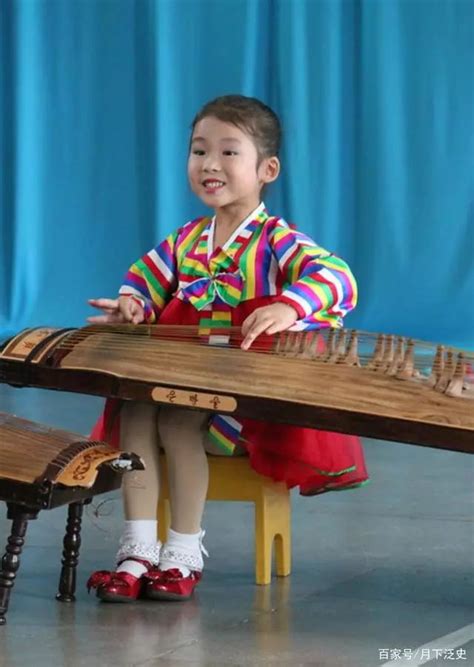 朝鲜儿童才艺一瞥：身高没一米，驾驭吉他无压力 - 吉他世界