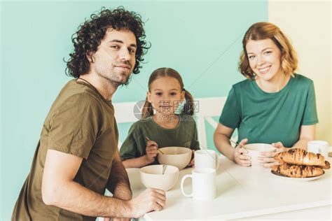 幸福的一家人一起吃早餐高清图片下载-正版图片502841048-摄图网