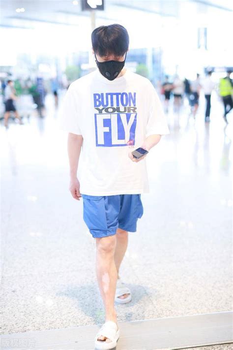 李荣浩的穿搭才是夏日正常穿搭吧，短袖搭配短裤清凉一夏-搜狐大视野-搜狐新闻