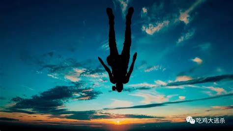 日落时蓝天上不明身份的空中跳伞降高清图片下载-正版图片507392345-摄图网