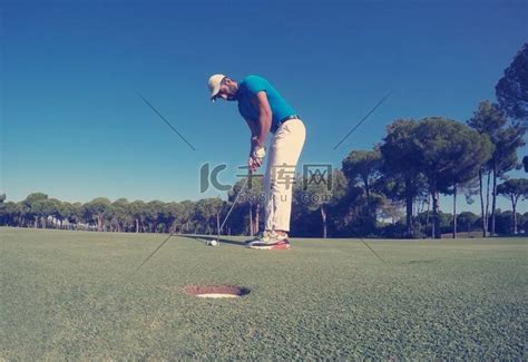 准备出手在球道上的高尔夫球手高清摄影大图-千库网