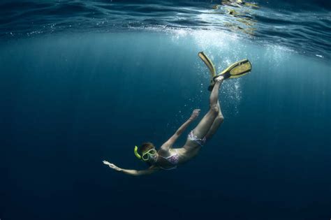 海里潜水的年轻女人图片-美丽的在海里潜水的年轻女人素材-高清图片-摄影照片-寻图免费打包下载