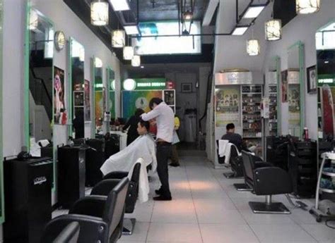 洗人头发在理发店的理发师高清摄影大图-千库网