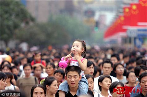 中国大陆人口逼近14亿 男比女多3164万人