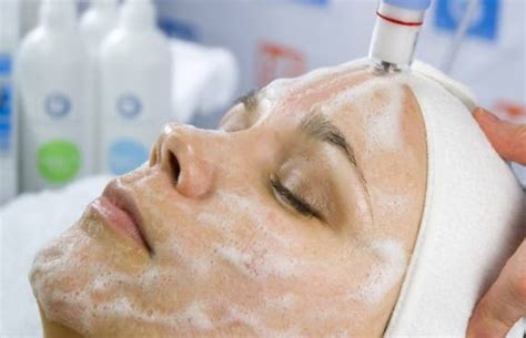 你真的以为你会洗脸吗？怎样才是健康洗脸呢？_中国首家医学美容在线学习平台