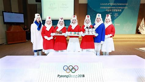 【北京冬奥】颁奖典礼来啦！中国队员将首金挂在胸前