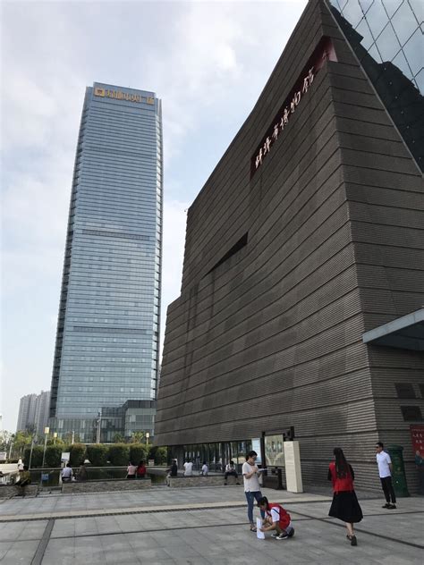 2024蚌埠市博物馆游玩攻略,...，这里人很多，在建筑下面...【去哪儿攻略】