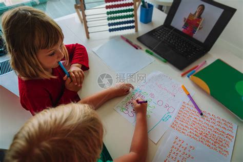 孩子在家学习小女孩在网上数学高清图片下载-正版图片504579855-摄图网
