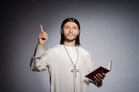 年轻的牧师图片-带着十字架拿着的牧师素材-高清图片-摄影照片-寻图免费打包下载