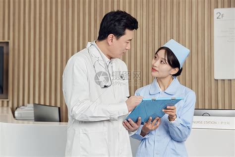 医生与护士在医院交流工作高清图片下载-正版图片502369802-摄图网