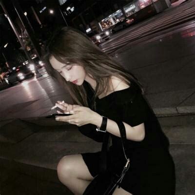 甜美女生抽烟头像真人
