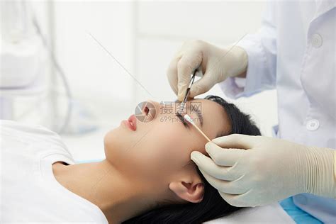 年轻女性做医美整形种植睫毛高清图片下载-正版图片501998612-摄图网