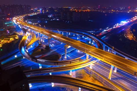 中国高速公路怪象：最左侧车道是“龟速”车，右侧反倒成超车道？-新浪汽车