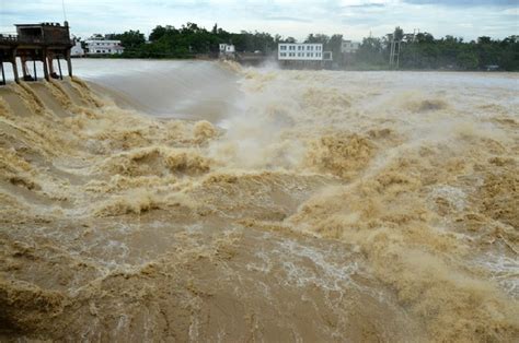 惊险现场曝光！暴雨突袭清远古龙峡洪水汹涌，救援冒雨转移被困人员！