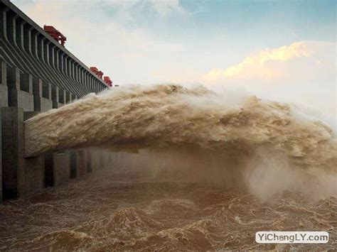 “长江2018年第1号洪水”来袭 三峡大坝首次开闸泄洪