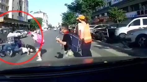 老人驾车逆行碾轧小学生后跑了 逃离约40米后被警务人员控制_凤凰网
