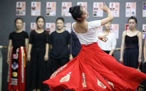 北舞艺考招生简章2022_北京舞蹈学院有多难考艺考分数_北京舞蹈学院艺考时间报考条件-舞研艺考