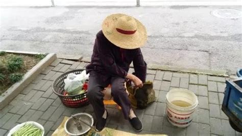 街头卖菜的老人们，赚的不多，却是自力更生！