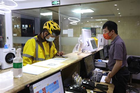 曝光帖！骑手骑电动车不戴头盔，这几家企业上榜了！_深圳新闻网