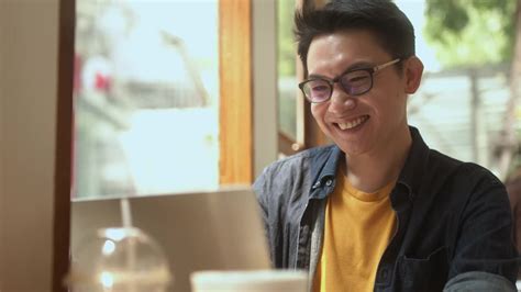 聪明自信的亚洲创业企业家企业主商人微笑手用智能手机在咖啡馆后台工作视频素材_ID:VCG42N1307536008-VCG.COM