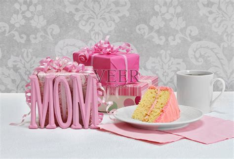 给妈妈的礼物和蛋糕在母亲节或她的生日照片摄影图片_ID:361619669-Veer图库