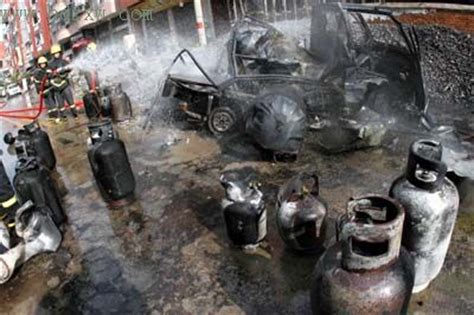 哈尔滨一小区发生煤气罐爆炸致1死2伤 现场楼体被炸出大洞_新浪新闻