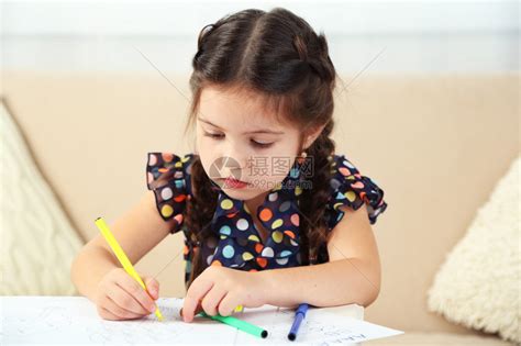 可爱的小女孩做家庭作业特写以家庭高清图片下载-正版图片507230807-摄图网