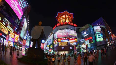 夜晚时间照明长沙市中心著名的步行街拥挤的广场屋顶全景时间间隔4k中国视频素材_ID:VCG42N1219017044-VCG.COM