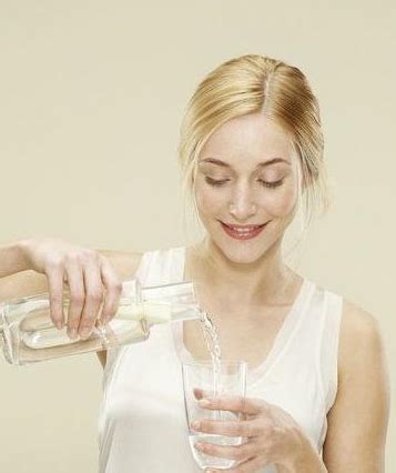 生活中最常喝的3种毒水 什么时候喝水最排毒_健康_腾讯网
