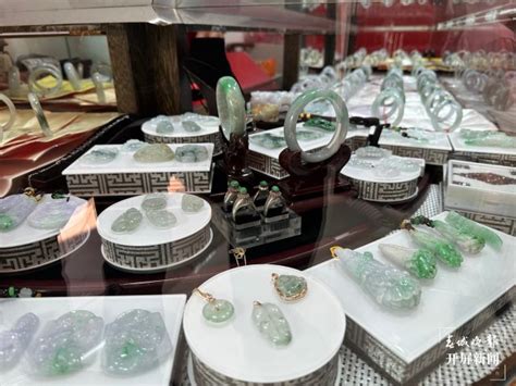 玉石批发市场里的狰狞之美 | 世界珠宝玉石学院培训中心