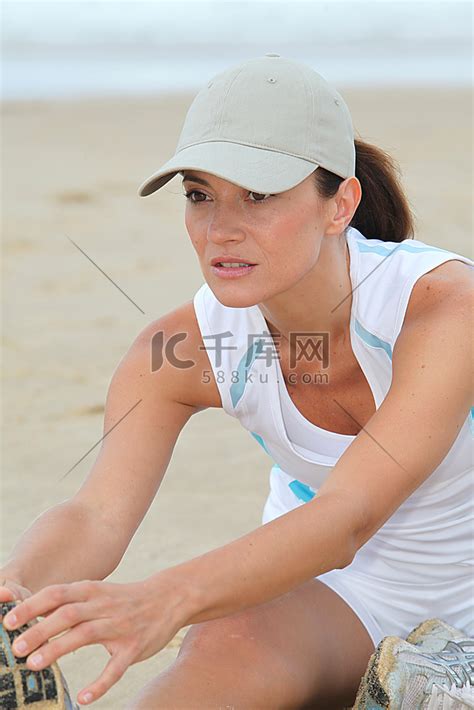 在海滩上锻炼的女人美女泳衣高清摄影大图-千库网