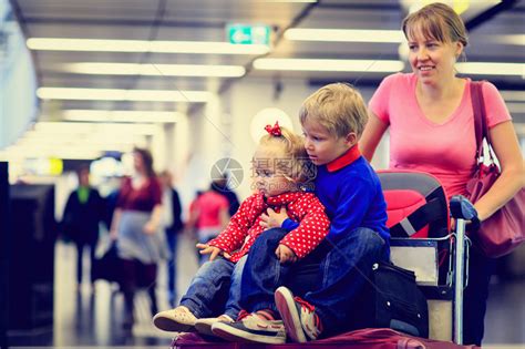 带两个孩子的母亲在机场旅高清图片下载-正版图片503584017-摄图网